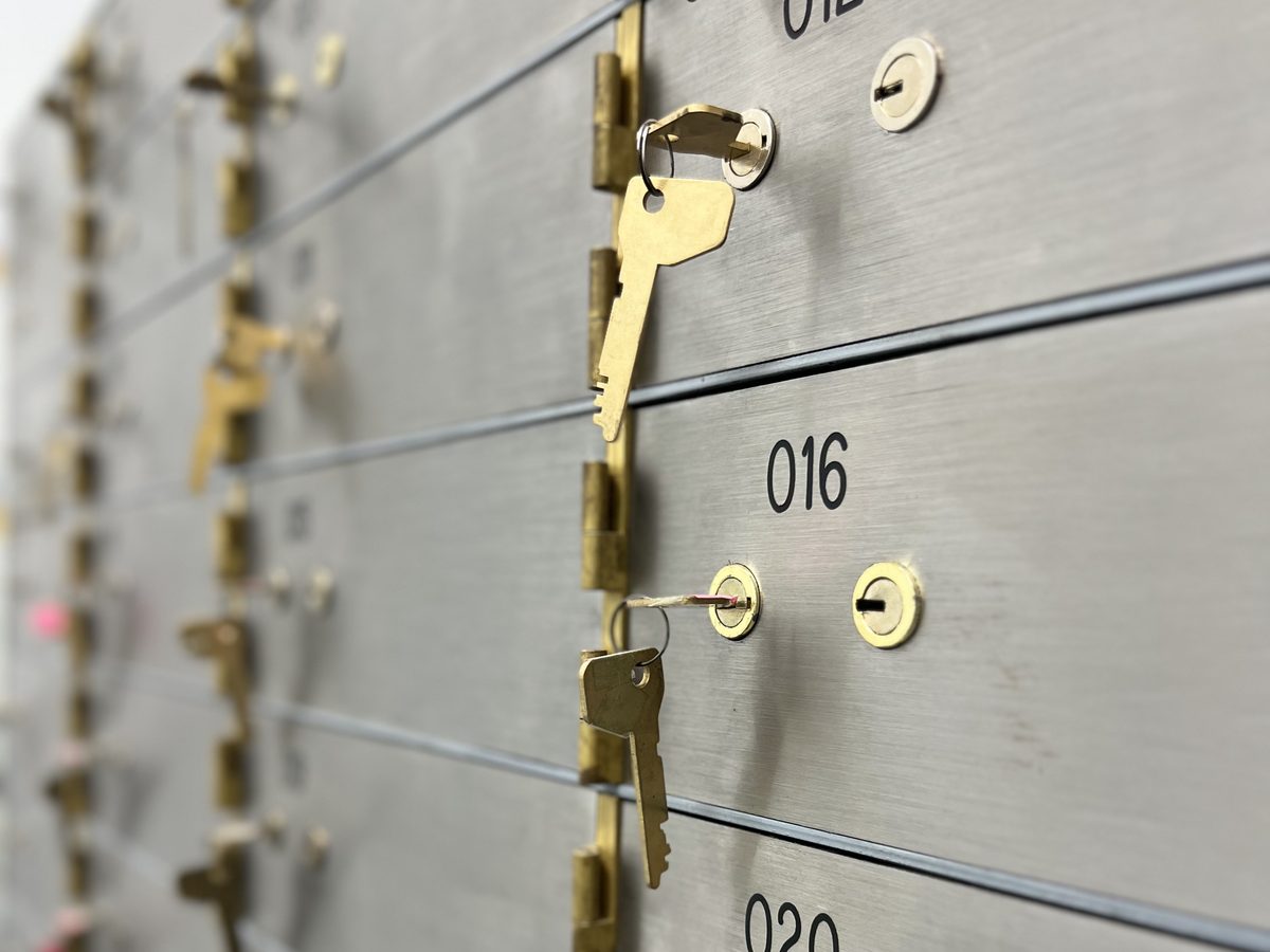Módulos de cajas de seguridad numerados, con sus llaves puestas
